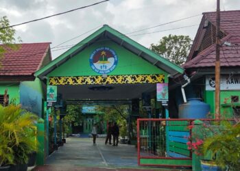 Guru SDN 003 Bontang Utara sedang berbincang