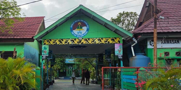 Guru SDN 003 Bontang Utara sedang berbincang