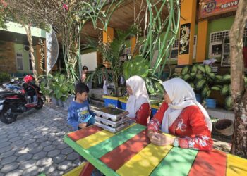 Salah satu siswa mengambil jatah MBG di SDN 011 Bontang Selatan
