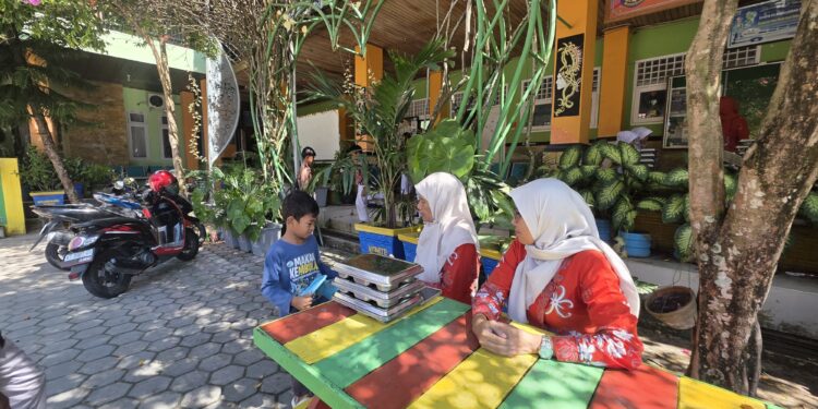 Salah satu siswa mengambil jatah MBG di SDN 011 Bontang Selatan