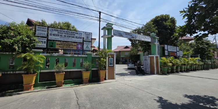 Tugu SDN 006 Bontang Selatan dan SDN 011 Bontang Selatan
