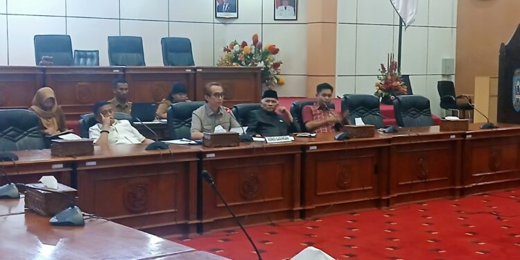 DPRD Kota Bontang menggelar Rapat Dengar Pendapat (RDP) bersama pengusaha Tempat Hiburan Malam (THM) di ruang rapat DPRD, Senin (11/5/2026).