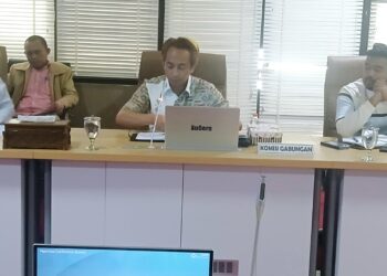 Ketua Komisi B DPRD Bontang, Rustam diskusi dengan pihak Persatuan Guru Republik Indonesia (PGRI) Bontang