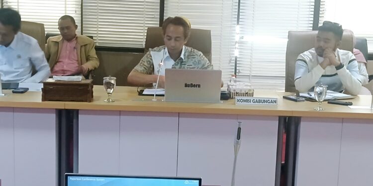 Ketua Komisi B DPRD Bontang, Rustam diskusi dengan pihak Persatuan Guru Republik Indonesia (PGRI) Bontang