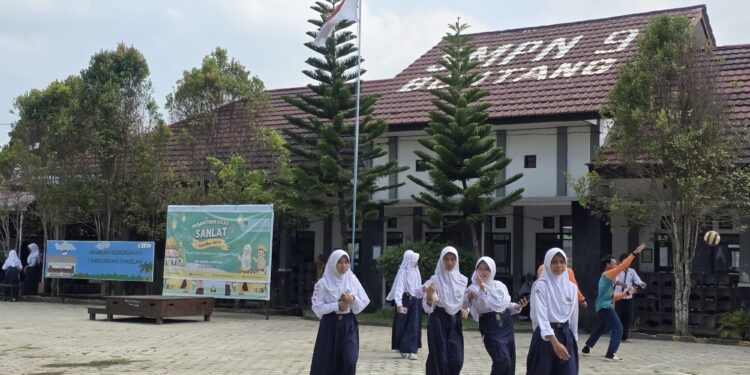 Situasi di halaman sekolah SMPN 9