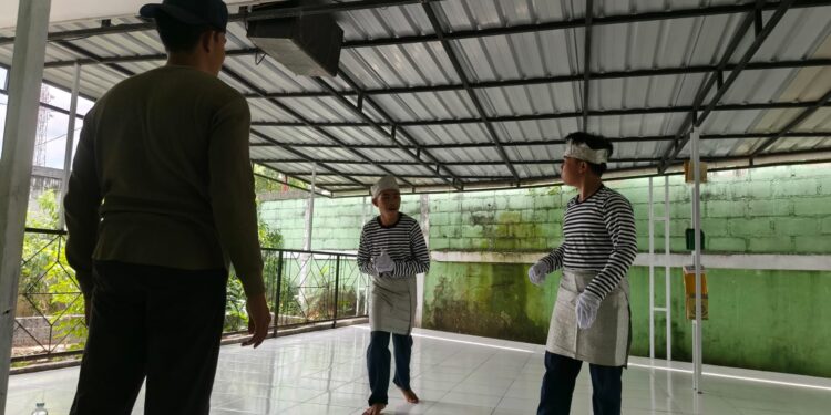 Siswa SMPN 3 Bontang saat latihan pantomim