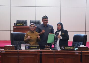 Anggota DPRD Kota Bontang dari Fraksi PKB, Bonnie Sukardi (tegah) diapik Wali Kota Bontang Neni dan Wakil Ketua I DPRD Sitti Yara