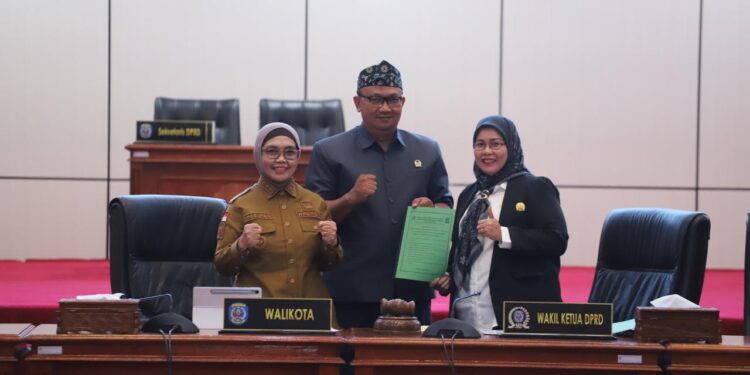 Anggota DPRD Kota Bontang dari Fraksi PKB, Bonnie Sukardi (tegah) diapik Wali Kota Bontang Neni dan Wakil Ketua I DPRD Sitti Yara