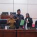 Anggota DPRD Kota Bontang dari Fraksi PKB, Bonnie Sukardi (tegah) diapik Wali Kota Bontang Neni dan Wakil Ketua I DPRD Sitti Yara