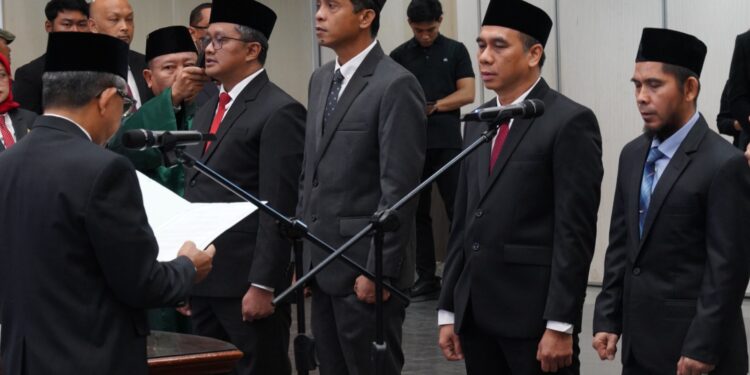Bupati Kutai Timur Ardiansyah Sulaiman melantik empat pejabat pimpinan tinggi pratama serta dua pejabat fungsional ahli utama di Ruang Meranti, Senin (18/5/2026).