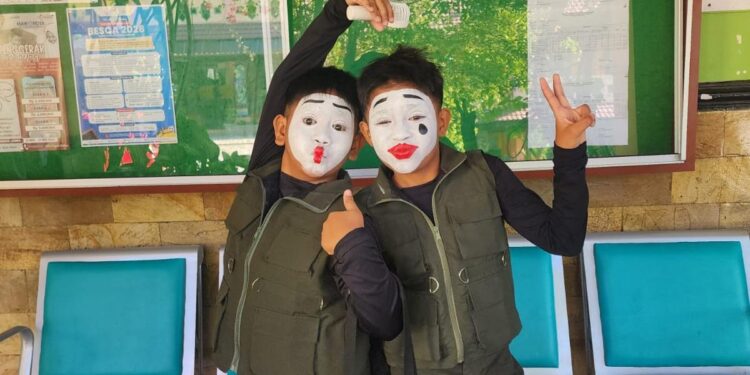 Dua siswa kelas 4, Muhammad Putra Zamon dan Reyzaldy, sukses meraih Juara 1 cabang pantomim FLS3N. (Istimewa)