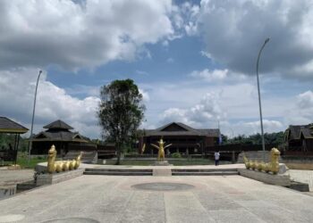 Halaman Rumah Adat Kutai di Guntung. (Istimewa)