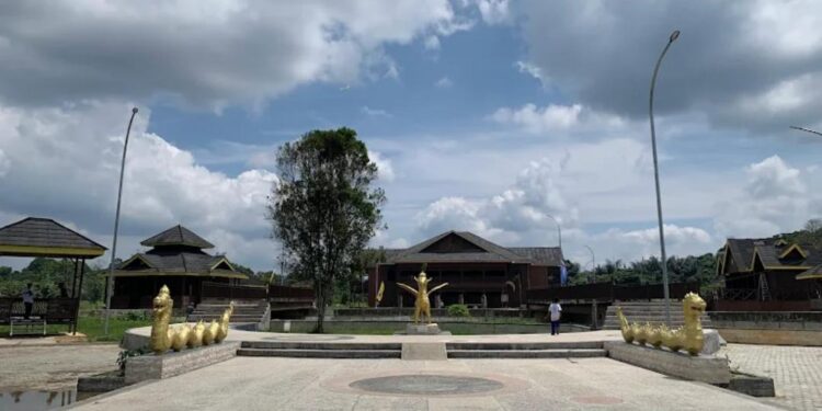 Halaman Rumah Adat Kutai di Guntung. (Istimewa)