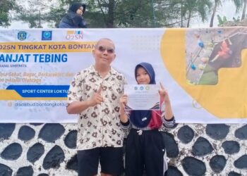 Aisyah Aini Azzahra, Siswi kelas 7 SMPN 4 Bontang Barat (kiri). (Dok: Cuitan)