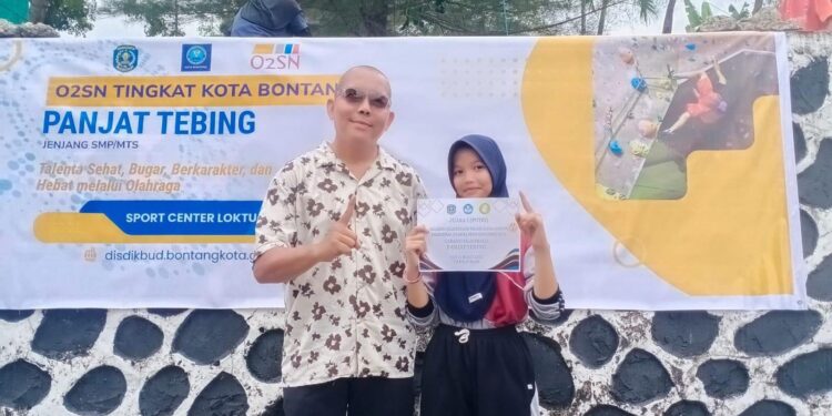 Aisyah Aini Azzahra, Siswi kelas 7 SMPN 4 Bontang Barat (kiri). (Dok: Cuitan)
