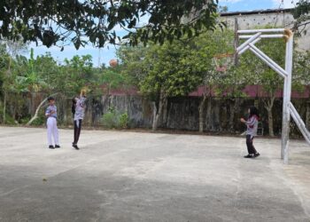 Siswa-siswi SMPN 4 Bontang sedang latihan basket