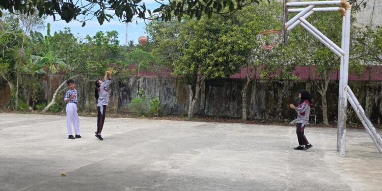 Siswa-siswi SMPN 4 Bontang sedang latihan basket