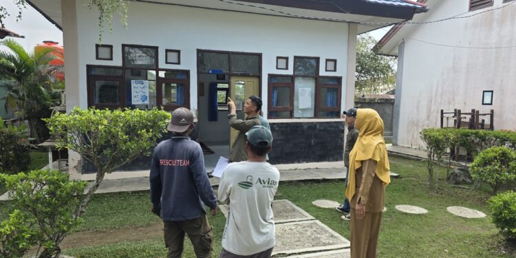 SMPN 9 menerima kunjungan kontraktor yang akan mengerjakan fasilitas-fasilitas yagg rusak