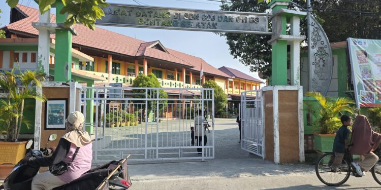 Gapura SDN 006 Bontang Selatan dan 011 Bontang Selatan