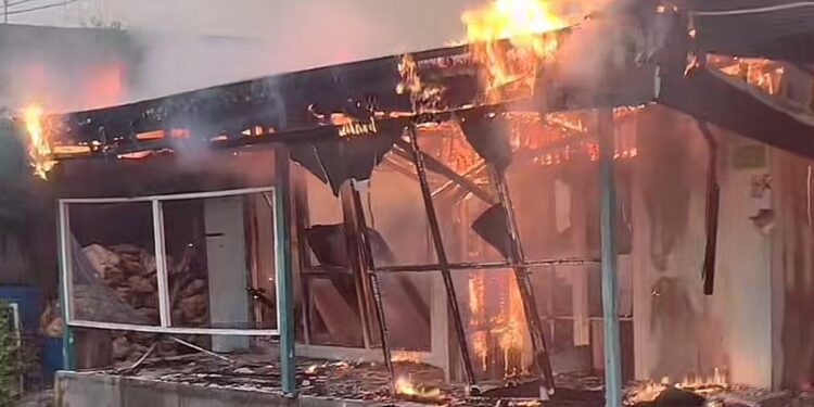 Peristiwa kebakaran terjadi di sebuah rumah yang berada di Jalan P Suryanata, Gang Pemula RT 19, Kelurahan Bontang Baru,
