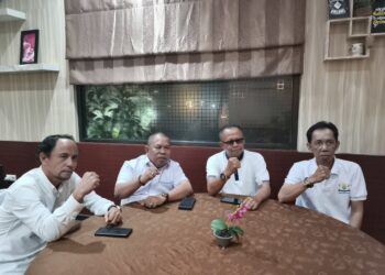 Ketua Kadin Kutim, Ahlang Edi (dua dari kiri) bersama jajaran pengurus Kadin Kurtim. (Dok. Cuitan)