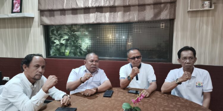 Ketua Kadin Kutim, Ahlang Edi (dua dari kiri) bersama jajaran pengurus Kadin Kurtim. (Dok. Cuitan)