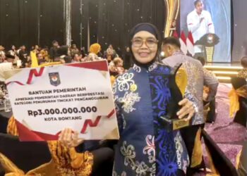 Wali Kota Bontang, Neni Moerniaeni meraih penghargaan tingkat nasional dari Kementerian Dalam Negeri RI