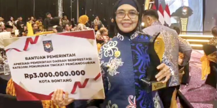 Wali Kota Bontang, Neni Moerniaeni meraih penghargaan tingkat nasional dari Kementerian Dalam Negeri RI