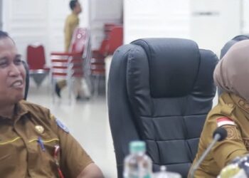 Kepala Dinas Ketenagakerjaan Kota Bontang, Asdar Ibrahim, bersama Wali Kota Bontang Neni
