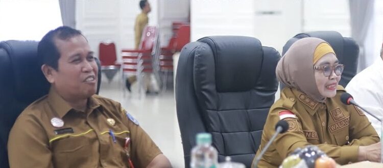 Kepala Dinas Ketenagakerjaan Kota Bontang, Asdar Ibrahim, bersama Wali Kota Bontang Neni