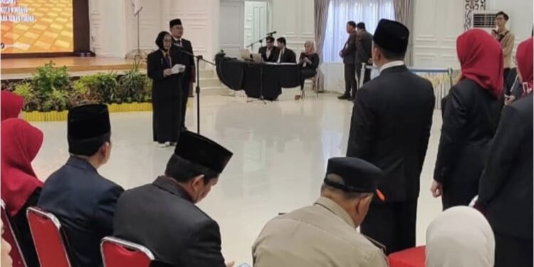 Wali Kota Bontang Neni Moerniaeni memimpin rotasi pejabat strategis