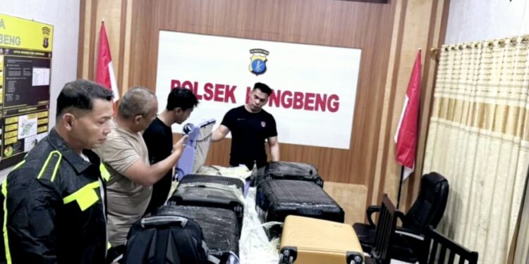 Pihak kepolisian mengamankan sejumlah barang bukti kasus narkoba