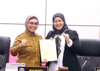 Wali Kota Bontang Neni Moerniaeni bersama Wakil Ketua I DPRD Bontang, Sitti Yara