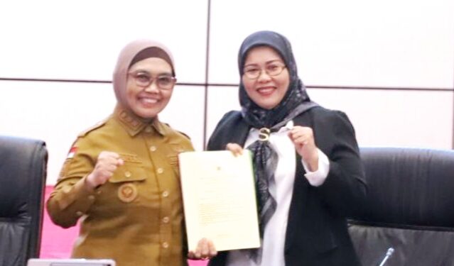 Wali Kota Bontang Neni Moerniaeni bersama Wakil Ketua I DPRD Bontang, Sitti Yara