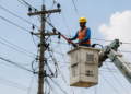 Ilustrasi perbaik listrik oleh pihak PLN Bontang