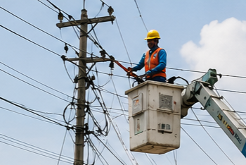 Ilustrasi perbaik listrik oleh pihak PLN Bontang