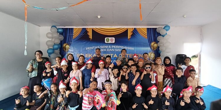 Sebanyak 11 siswa Angkatan Pertama SD Eka Tjipta 01 Filial Telen–Bukit Subur mengikuti prosesi pelepasan di Kecamatan Telen, Sabtu (30/5/2026). Mereka menjadi lulusan pertama dalam sejarah sekolah tersebut. (Istimewa)