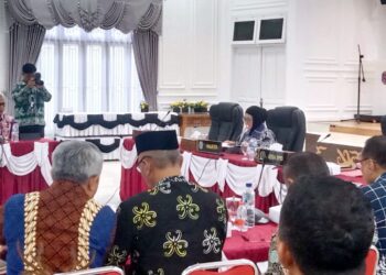 Rapat kerja DPRD Kota Bontang terkait jawaban fraksi-fraksi DPRD terhadap pendapat Wali Kota atas dua Rancangan Peraturan Daerah (Raperda)