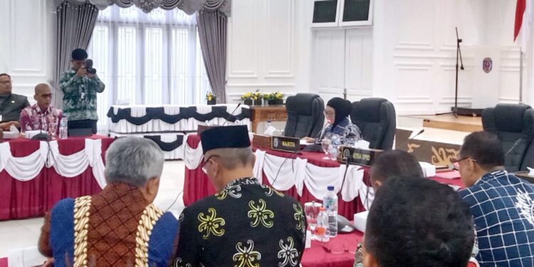 Rapat kerja DPRD Kota Bontang terkait jawaban fraksi-fraksi DPRD terhadap pendapat Wali Kota atas dua Rancangan Peraturan Daerah (Raperda)