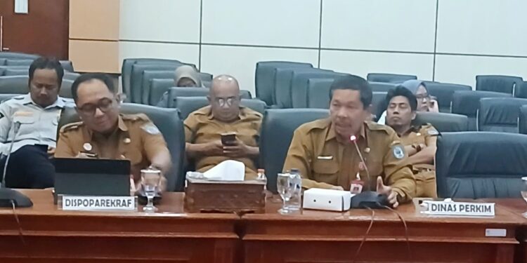 Kepala Dinas Perumahan, Kawasan Permukiman, dan Pertanahan (Disperkimtan) Kota Bontang, Usman, saat menghadiri rapat bersama DPRD Bontang.