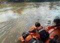 Tim Sar evakuasi Rifki (23), pemuda asal Kecamatan Kembang Janggut, Kabupaten Kutai Kartanegara, akhirnya ditemukan dalam kondisi meninggal dunia di aliran Sungai Melenyu 2