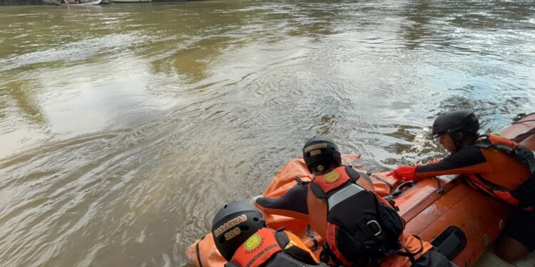 Tim Sar evakuasi Rifki (23), pemuda asal Kecamatan Kembang Janggut, Kabupaten Kutai Kartanegara, akhirnya ditemukan dalam kondisi meninggal dunia di aliran Sungai Melenyu 2