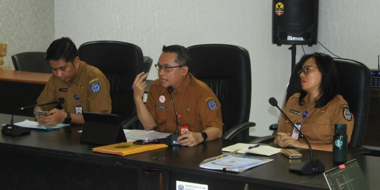 Kepala Dinas Koperasi, Usaha Mikro, Perindustrian, dan Perdagangan (DKUMPP) Kota Bontang adalah Eko Arisandi (tengah)