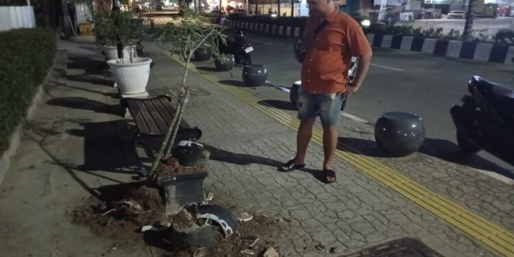 Kondisi pot usai rusak oleh dua pemuda dan terekam cctv