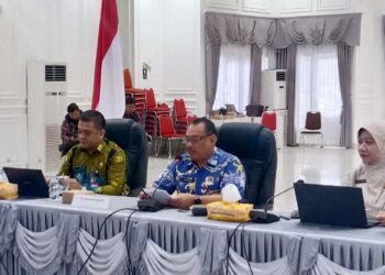 Penjabat (Pj) Sekretaris Daerah Kota Bontang, Akhmad Suharto. (Tengah) hadiri Forum Konsultasi Publik (FKP) yang digelar Badan Pendapatan Daerah (Bapenda) Kota Bontang