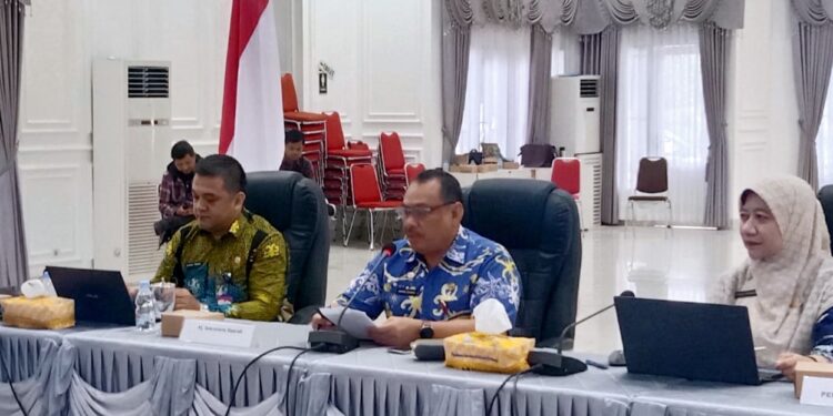 Penjabat (Pj) Sekretaris Daerah Kota Bontang, Akhmad Suharto. (Tengah) hadiri Forum Konsultasi Publik (FKP) yang digelar Badan Pendapatan Daerah (Bapenda) Kota Bontang