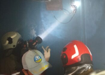 Terlihat pihak Damkar Bontang lakukan pengecekan terbakar yang diduga konsleting listrik