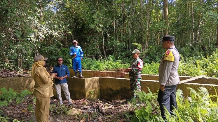 Pemerintah Kecamatan Kaliorang bersama Perumdam TTB melakukan peninjauan lapangan ke sejumlah titik sumber mata air