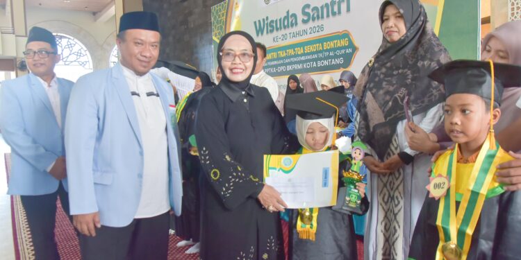 Wali Kota Bontang Neni Moerniaeni hadiri kegiatan Wisuda Santri BKPRMI Kota Bontang Tahun 2026