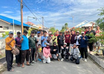 Warga RT 15 dan RT 20 Kelurahan Api-Api melalui kegiatan kerja bakti membersihkan lingkungan dan saluran drainase, Minggu (14/6/2026)